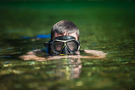 年轻成人在河流中潜伏海洋潜水运动潜水员蓝色男性闲暇套装面具浮潜图片