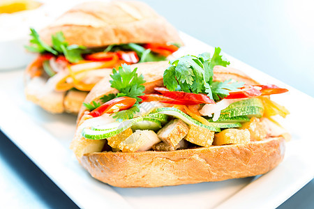 面包三明治熟食服务木头桌子沙拉小麦食物午餐餐饮绿色图片