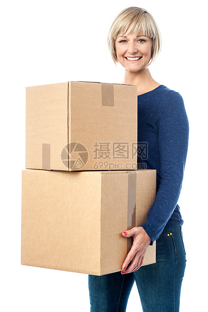 携带纸板盒的美丽女子重量中年女士送货船运包装货物运输女性冒充图片