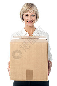 持有纸箱的妇女中年女性船运搬迁货物女士快乐包装盒子冒充图片