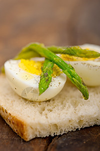 和蛋熟食盘子摄影木头服务乡村蔬菜早餐面包美食图片