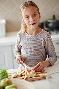 厨房儿童蔬菜童年房子工作切割女孩女性水果孩子生长图片