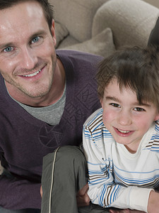 家庭快乐父亲和儿子的高角度肖像图片