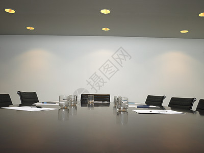 会议室装有安排好的水杯和在桌边的文件座位木头文档极简职场公司桌子反射办公室房间图片