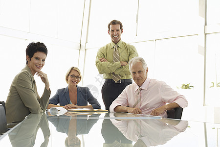 会议室内笑笑着的商界人士的肖像管理人员商业女性合作同事领导企业家男士办公室房间图片