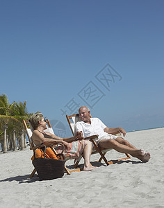 热带沙滩上长辈情侣图片