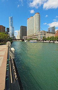 芝加哥的天线 伊利诺伊州 沿芝加哥河垂直图片
