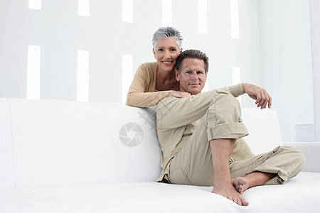 快乐的成熟情侣在客厅休息的肖像幸福拥抱成人婴儿潮房子女士夫妻男人男性沙发图片