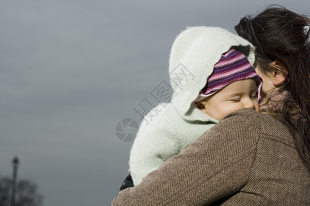 关紧年轻母亲 让婴儿睡在她的怀里图片