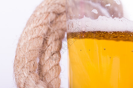 啤酒和绳子饮料食物酒吧泡沫白色玻璃图片