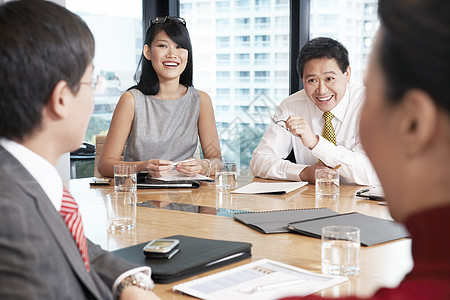 在会议室里讨论的亚洲青年商业界人士文档职业团队桌子办公室团体中年商务沟通团结图片