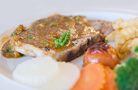 肉肉牛排食物胡椒子蔬菜牛扒薯条土豆胡椒图片