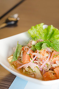 辣鲑鱼白色辣椒洋葱海鲜营养食物绿色蔬菜盘子胡椒图片