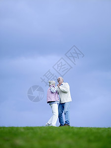住户外的老年夫妇(低角度视图)图片