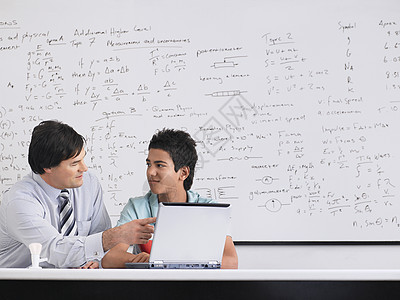 在物理课堂上使用笔记本电脑的教师和学生沟通知识数学教学演讲男士学习婴儿潮男性男生图片