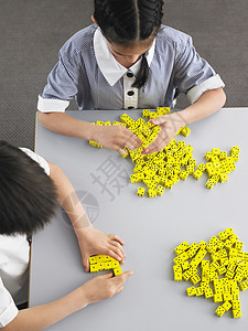 小学学生在课堂上用骰子在书桌上玩图片