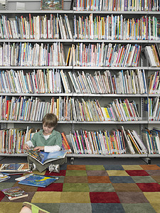 图书馆中全部年幼男孩阅读书的全文图片
