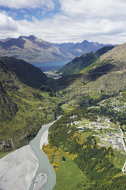 穿越山区的通山路图片