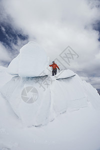 新西兰南岛一只男性徒步者在冰层对云层形成顶端的低角度视图背景