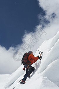 一名男性登山者的低角度视图 他们向雪坡上爬去 用斧子挡云运动地形安全山腰闲暇成人天空娱乐活动滑雪图片