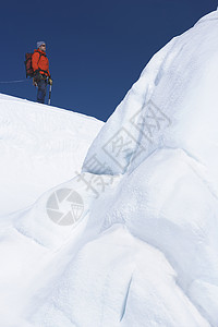 男子登山者站在雪山的冰层上站立图片