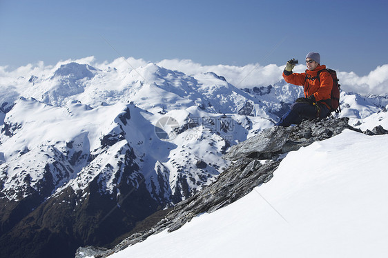 男性登山者的侧边视图 拍摄山峰上雪山的景象相机冒险家高度天空摄影师记忆登山远足者孤独男人图片