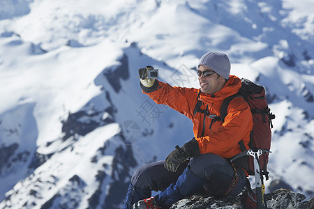 新西兰南岛男性登山者拍摄雪山的侧边景色背景