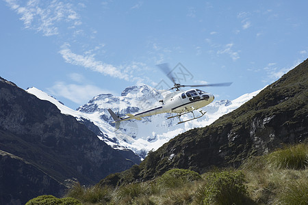 直升机飞越山顶图片