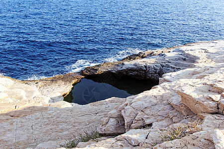 岩石沙滩和天然游泳池 混凝土蓝色晴天石头海岸线风景海滩海岸海浪海洋天空图片