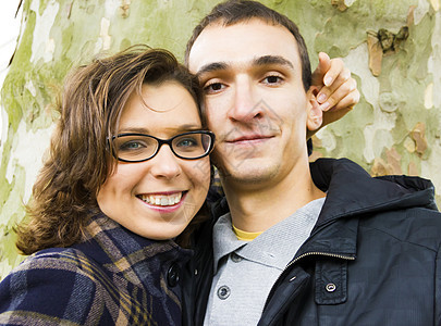 爱情夫妇夫妻公园拥抱眼镜季节快乐男性农村微笑外套图片