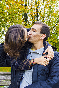 爱情情侣亲密的亲吻 看起来很快乐男性女性微笑公园闲暇快乐男人拥抱女孩乐趣图片