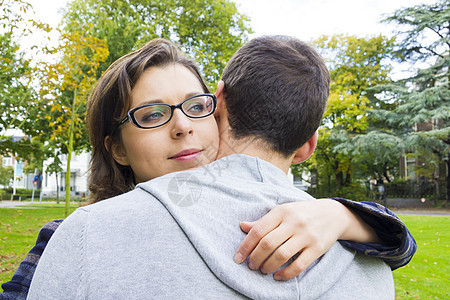 爱情情侣的肖像 在露户公园里男性生活季节幸福夫妻快乐微笑女孩拥抱家庭图片