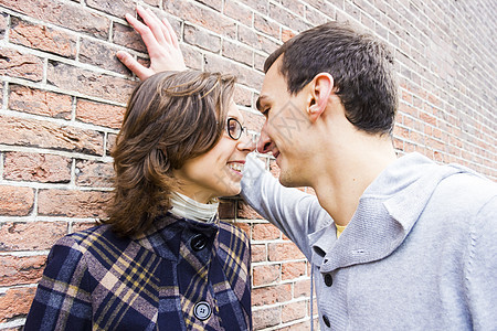 情侣在墙壁背景下看起来快乐的一对情侣拥抱季节女孩生活男性家庭乐趣女性微笑男人图片