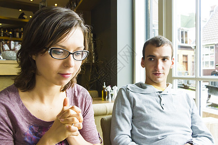 年轻男人和他情人在咖啡厅的浪漫约会图片