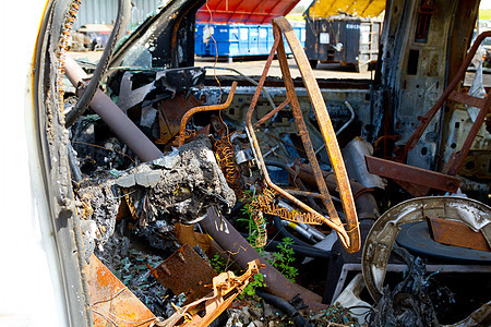 自动碰撞垃圾堆细节院子运输车辆汽车碎片碎玻璃破坏垃圾场垃圾玻璃图片