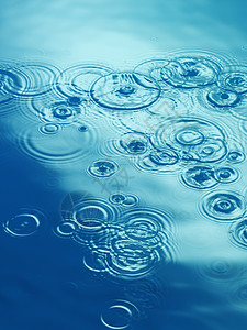 水表面的波纹同心圆圆圈同心下雨水滴液体涟漪气氛水面画幅图片