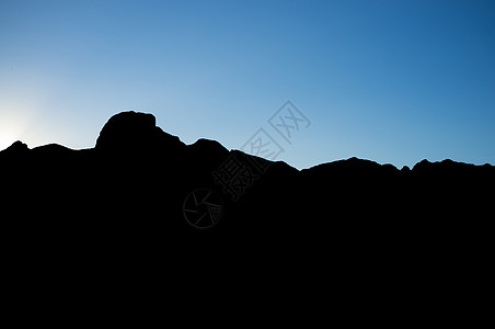 山区山脉水平黑色天空蓝色风景背景图片