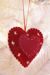 在圣诞树上挂着的 心脏形状装饰图片