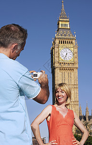 丈夫拍妻子的照片 大本塔伦敦英国的热情中年游客拍照男子天空幸福棕色短发建筑学图片