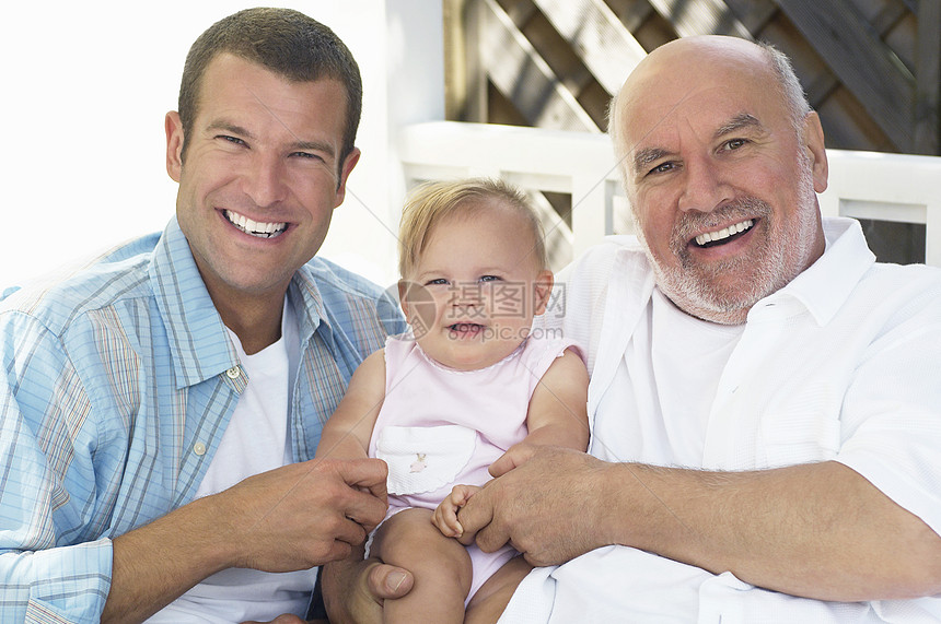 和父亲与女儿一起快乐的祖父的肖像图片