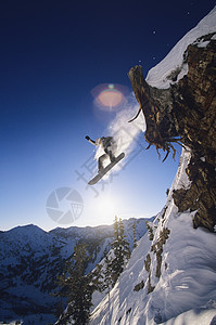 滑雪者从山顶跳起图片
