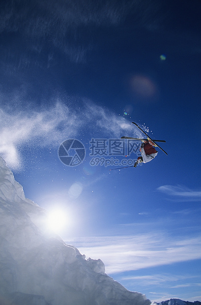 滑雪者在山上玩翻转休闲视图极限挑战身体素质活力粉末中年粉雪冒险图片