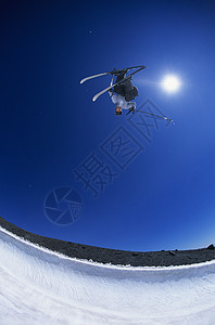 滑雪者在山上玩翻转极限太阳低角度成人滑雪板乐趣冒险活力跳跃粉雪图片