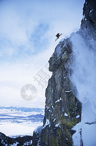 高山悬崖跳起滑雪危险乐趣粉末风险休闲冒险活力天空娱乐男人图片