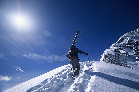 滑雪徒步登山高峰蓝色冒险阳光巅峰活动个性低角度风景热情远足图片
