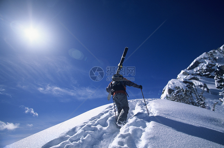 滑雪徒步登山高峰蓝色冒险阳光巅峰活动个性低角度风景热情远足图片