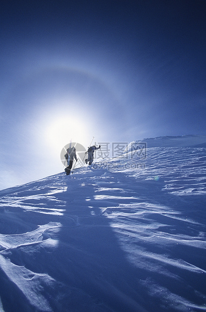 前往山顶登山的滑雪徒滑雪板顶峰天空上坡两个人风景活动滑雪杖视图男人图片