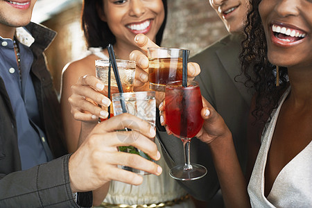 在酒吧喝杯酒时 快乐的多民族夫妇在酒吧紧闭图片