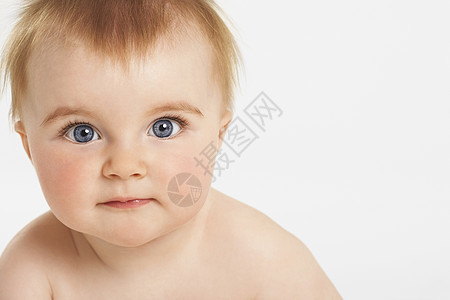 可爱宝宝的特写肖像 长着姜黄头发 白背景被孤立女孩眼睛好奇心儿童蓝色白色水平婴儿期孩子们婴儿图片
