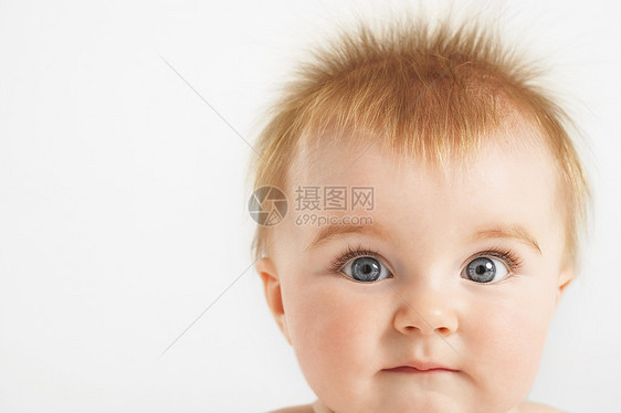 8个月婴儿的特写肖像 白背景孤立的姜黄头发图片